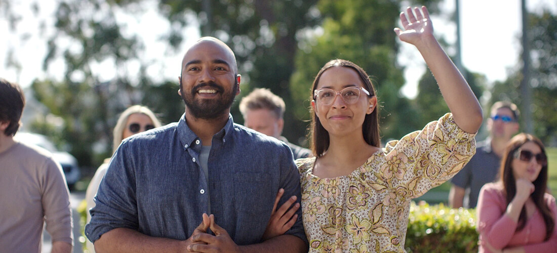 couple bidding at auction 5 top auction tips blog header image